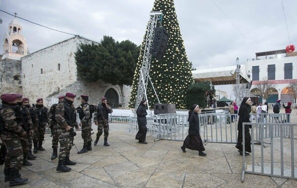 Πιστοί απ' όλο τον κόσμο συρρέουν στη Βηθλεέμ για τα Χριστούγεννα