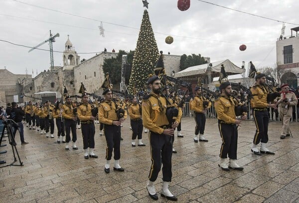 Πιστοί απ' όλο τον κόσμο συρρέουν στη Βηθλεέμ για τα Χριστούγεννα