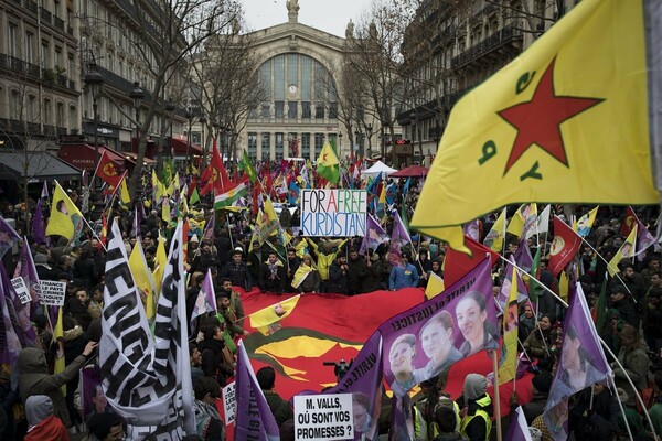 Χιλιάδες διαδηλωτές στο Παρίσι ζητούν δικαιοσύνη για την τριπλή δολοφονία ακτιβιστριών κουρδικής καταγωγής