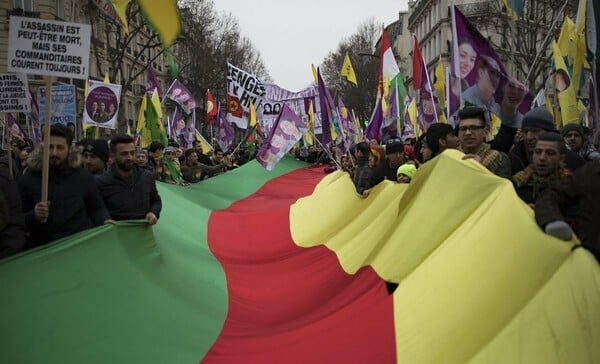 Χιλιάδες διαδηλωτές στο Παρίσι ζητούν δικαιοσύνη για την τριπλή δολοφονία ακτιβιστριών κουρδικής καταγωγής