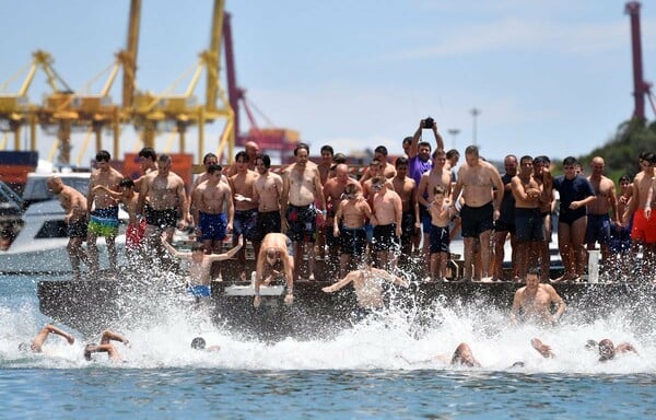 Με καλοκαιρινό καιρό γιόρτασαν σήμερα οι χιλιάδες ομογενείς στο Σίδνεϊ και τη Μελβούρνη τα Θεοφάνεια