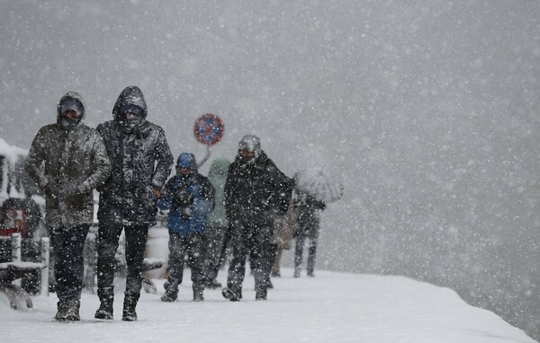 Χιόνια και πολικές θερμοκρασίες σε όλη την Ευρώπη - Εντυπωσιακές εικόνες του Δούναβη που πάγωσε