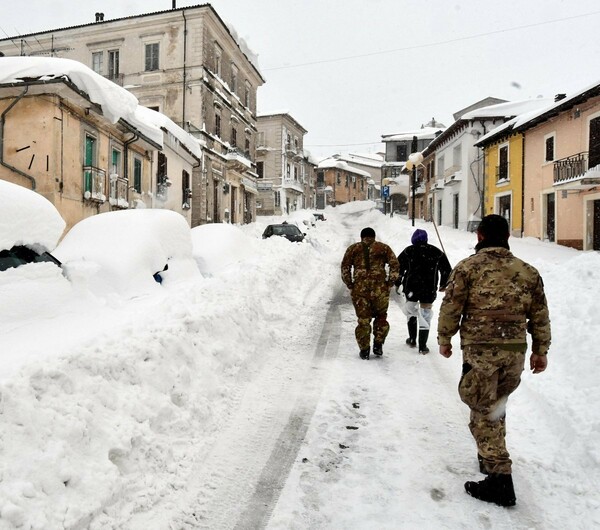 Ιταλία: «Έως και 30» νεκροί από τη χιονοστιβάδα που καταπλάκωσε ξενοδοχείο μετά τους σεισμούς