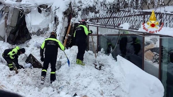 Ιταλία: Περισσότεροι από 25 οι αγνοούμενοι στο ξενοδοχείο Rigopiano που καταπλακώθηκε από χιονοστιβάδα