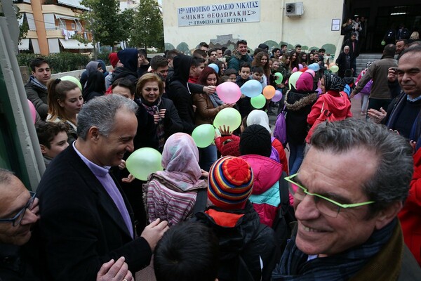 Η Νίκαια υποδέχτηκε τα προσφυγόπουλα με μπαλόνια και χειροκροτήματα στο σχολείο