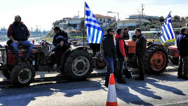 Αγρότες: Συνεχίζονται οι ολιγόωροι αποκλεισμοί των εθνικών οδών Πατρών-Κορίνθου και Αντιρρίου-Ιωαννίνων