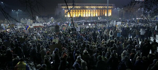 Μετά τις οργισμένες διαδηλώσεις, η κυβέρνηση της Ρουμανίας ανακοίνωσε ότι αποσύρει το διάταγμα για υποθέσεις διαφθοράς