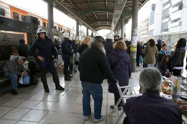 Απέκλεισαν σταθμούς του μετρό και κάλυψαν με μαύρες σακούλες τα ακυρωτικά μηχανήματα με αίτημα τις ελεύθερες μετακινήσεις.