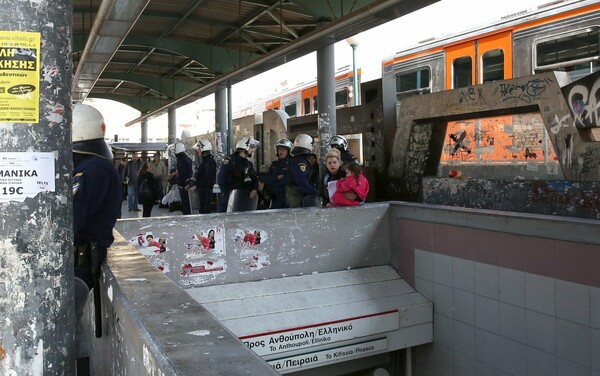 Απέκλεισαν σταθμούς του μετρό και κάλυψαν με μαύρες σακούλες τα ακυρωτικά μηχανήματα με αίτημα τις ελεύθερες μετακινήσεις.