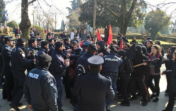 Ιωάννινα: Διαδηλωτής νοσηλεύεται σοβαρά τραυματισμένος μετά τα επεισόδια στο μνημείο των Μπιζανομάχων