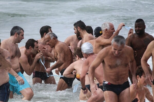 Θεοφάνεια με αέρα και κύμα στο Φάληρο