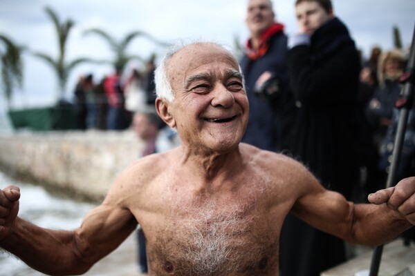 Θεοφάνεια με αέρα και κύμα στο Φάληρο