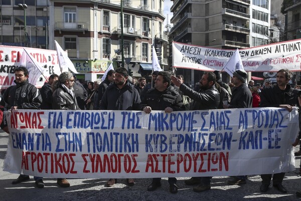 Στο Σύνταγμα οι αγρότες - Θα επιδώσουν ψήφισμα με τα αιτήματά τους στη Βουλή