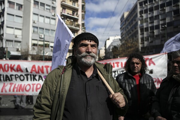 Στο Σύνταγμα οι αγρότες - Θα επιδώσουν ψήφισμα με τα αιτήματά τους στη Βουλή