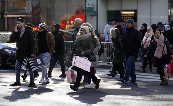 Black Friday: Μίζερο στη Γαλλία - Χαμός παρά την παγωνιά στις ΗΠΑ