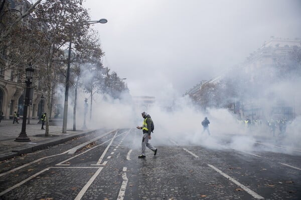 Οργή Μακρόν για τα κίτρινα γιλέκα και τα επεισόδια στο Παρίσι