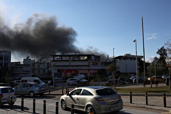 Πυρκαγιά σε εξέλιξη σε χώρο με οικοδομικά υλικά στην Αργυρούπολη