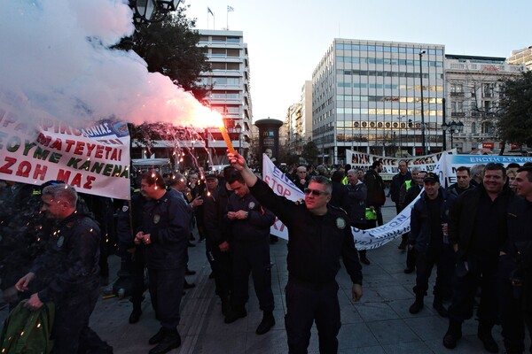 Οι ένστολοι διαδηλώνουν στο Σύνταγμα κατά της κυβέρνησης και των περικοπών στους μισθούς τους