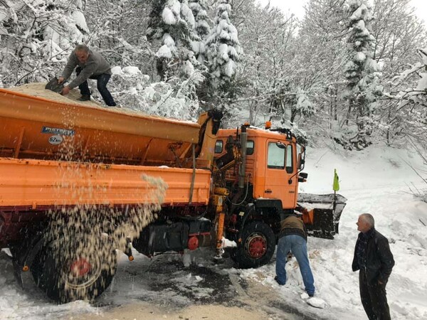 Απεγκλώβισαν τους 50 εκδρομείς στο χιονισμένο Γαρδίκι Ομιλαίων