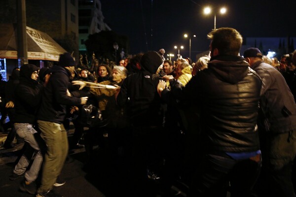 H στιγμή της επίθεσης σε μπλοκ του ΣΥΡΙΖΑ (ΦΩΤΟΓΡΑΦΙΕΣ+ΒΙΝΤΕΟ)