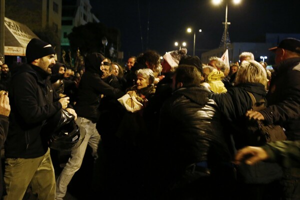 H στιγμή της επίθεσης σε μπλοκ του ΣΥΡΙΖΑ (ΦΩΤΟΓΡΑΦΙΕΣ+ΒΙΝΤΕΟ)