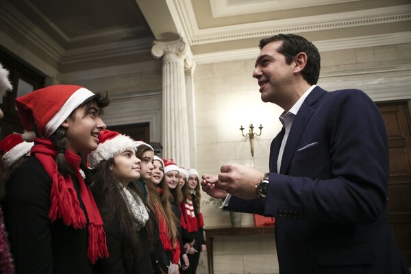 Τραγούδησαν το «Jingle Bells» στον Τσίπρα και τους είπε να ψάλουν και τα παραδοσιακά κάλαντα γιατί αυτά είναι του ευρώ