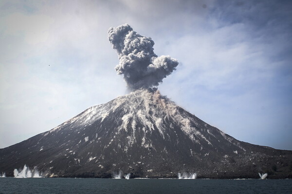Φονικό τσουνάμι από έκρηξη ηφαιστείου στην Ινδονησία- Εκατοντάδες νεκροί και τραυματίες