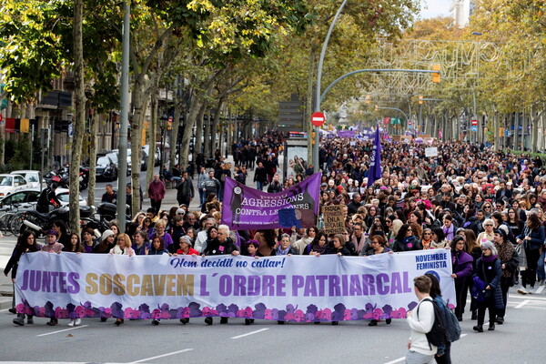 Χιλιάδες πολίτες στα μοβ διαδήλωσαν σε πόλεις της Ισπανίας για την βία κατά των γυναικών