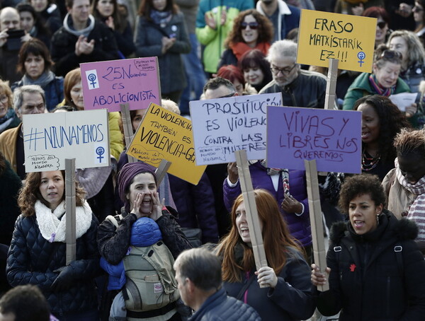 Χιλιάδες πολίτες στα μοβ διαδήλωσαν σε πόλεις της Ισπανίας για την βία κατά των γυναικών