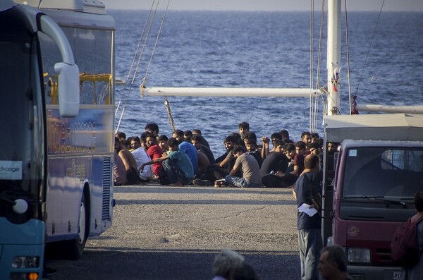 Ιστιοφόρο με δεκάδες μετανάστες προσάραξε στην Κυπαρισσία