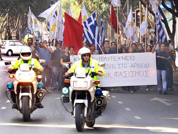 Πορεία μνήμης για το Πολυτεχνείο πραγματοποίησαν μαθητές και φοιτητές στην Κύπρο