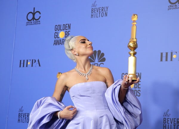 Lady Gaga: Με δημητριακά και τη «Χρυσή Σφαίρα» στο κρεβάτι