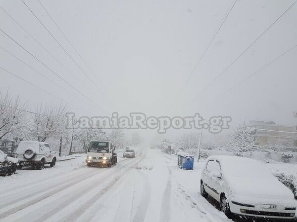 Δυνατός χιονιάς στην κεντρική Ελλάδα - Σε ποιους δρόμους χρειάζονται αλυσίδες