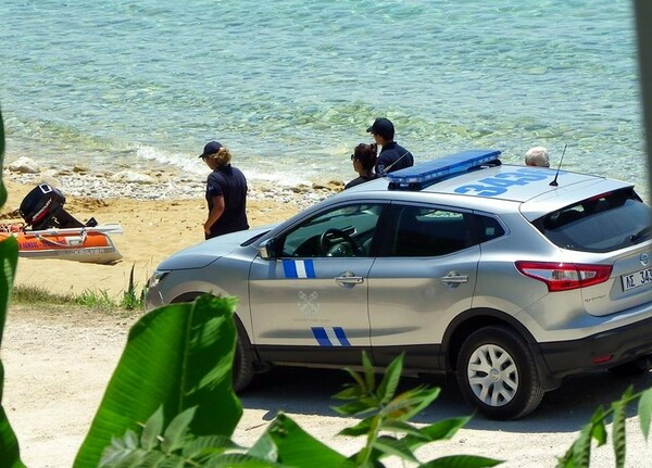 Αυτοκίνητο με δυο νεαρούς έπεσε στη θάλασσα, στο Αλεποχώρι