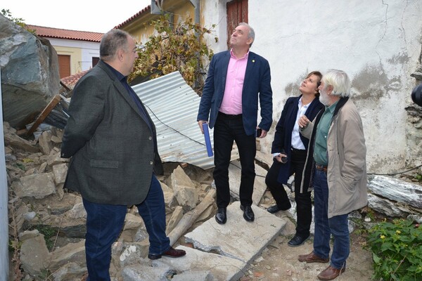 Εκκενώνεται τμήμα του οικισμού στο Πλωμάρι- Σε ξενοδοχεία μεταφέρονται οι κάτοικοι