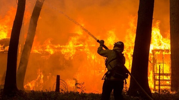 Υπό πλήρη έλεγχο η μεγάλη πυρκαγιά στα βόρεια της Καλιφόρνιας