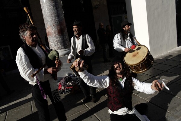 To χριστουγεννιάτικο street party της Θεσσαλονίκης με σουβλάκια, κρασί και όργανα