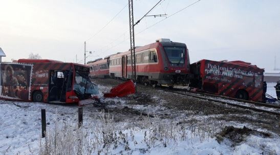 Σερβία: Τρένο συγκρούστηκε με λεωφορείο που μετέφερε μαθητές