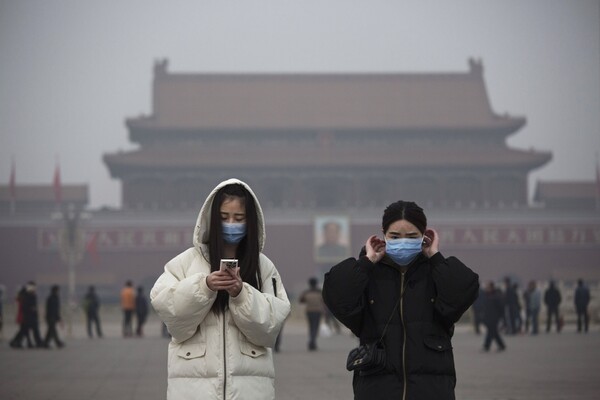 Βυθισμένο σε τοξική αιθαλομίχλη υποδέχτηκε το νέο έτος το Πεκίνο