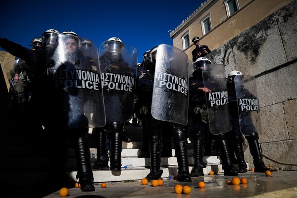 Χημικά και ένταση στο Σύνταγμα στη συγκέντρωση των εκπαιδευτικών