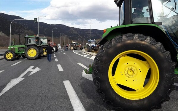 Απέκλεισαν οι αγρότες τη Θεσσαλονίκης-Καβάλας