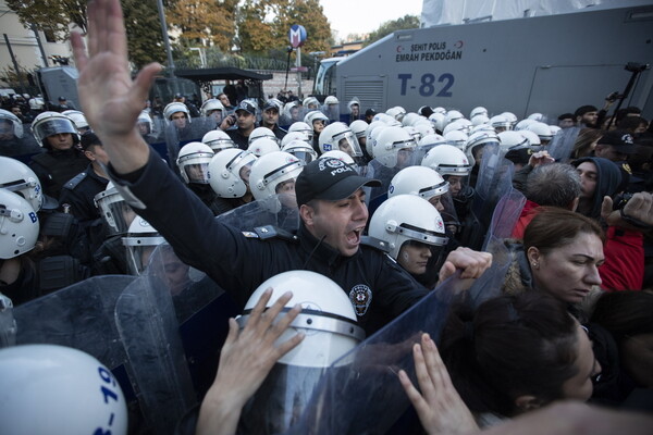 Με δακρυγόνα και βία κατέπνιξαν τη διαδήλωση των γυναικών στην Κωνσταντινούπολη