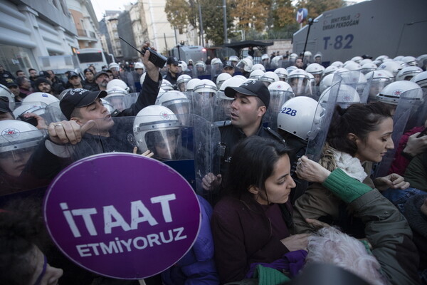 Με δακρυγόνα και βία κατέπνιξαν τη διαδήλωση των γυναικών στην Κωνσταντινούπολη