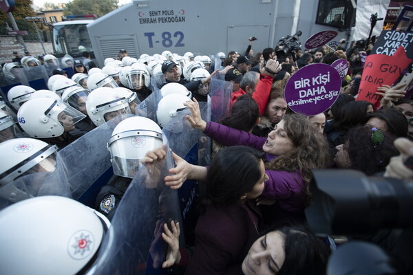 Με δακρυγόνα και βία κατέπνιξαν τη διαδήλωση των γυναικών στην Κωνσταντινούπολη