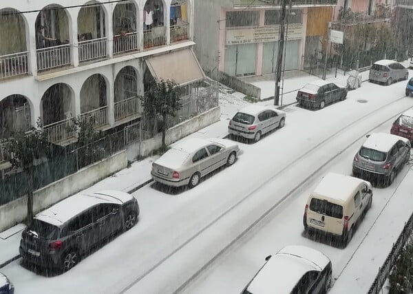 Η κακοκαιρία χτυπά άγρια την Κέρκυρα - Χαλάζι και χιόνι μετά από 13 χρόνια στην πόλη