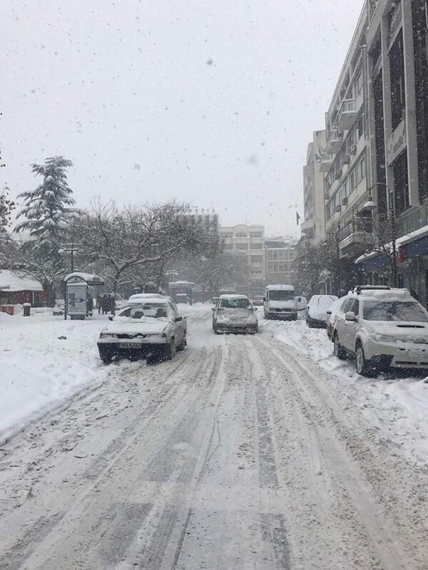 Λάρισα: Προβλήματα στις μετακινήσεις, εγκλωβισμοί στα παράλια, κλειστά μαγαζιά και απροσπέλαστοι δρόμοι