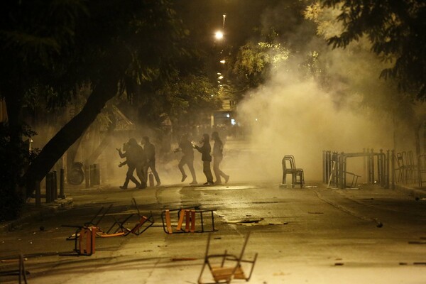 Συνελήφθη ο 21χρονος που είχε κάψει την Ελληνική σημαία στις 17 Νοεμβρίου