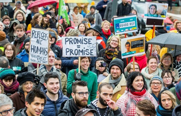 Εκατοντάδες διαδηλωτές στις Βρυξέλλες ζητούν τη μετεγκατάσταση προσφύγων που παραμένουν στην Ελλάδα