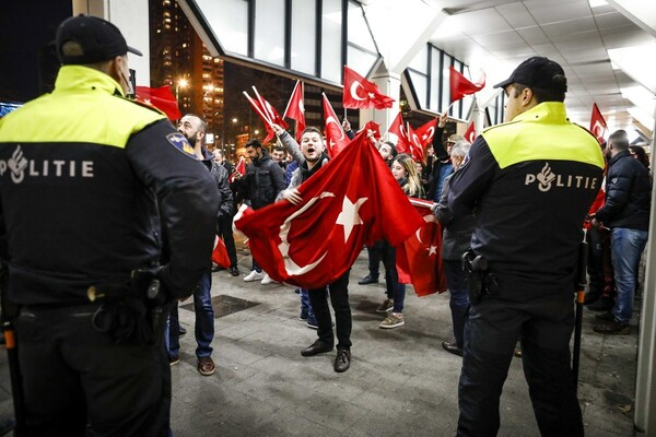 Η Ολλανδική αστυνομία διαλύει συγκέντρωση υπέρ του Ερντογάν