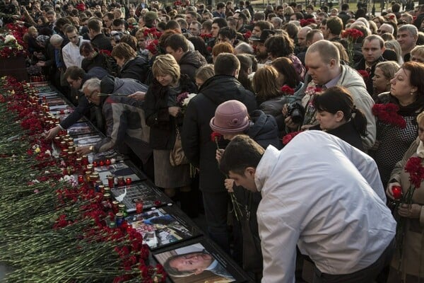 Χιλιάδες Ρώσοι αποτίουν φόρο τιμής στα θύματα της τρομοκρατικής επίθεσης στην Αγία Πετρούπολη